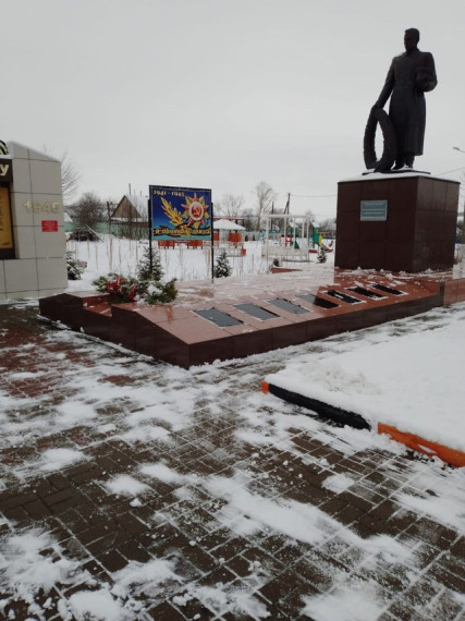 Навели порядок на территории Памятника погибшим советским воинам.